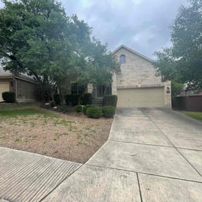 Bush Trimming by MartÃnez landscaping reviewed on August 18, 2025