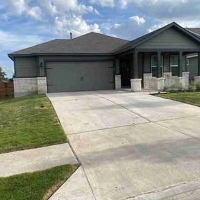 lawn care services by Texas Trills  Lawn Service reviewed on August 20, 2025