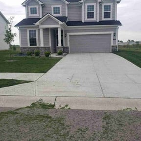 lawn maintenance by Jhon's Landscaping reviewed on August 21, 2025