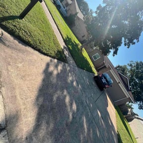 grass maintenance by LOZANO LANZCAPE reviewed on August 19, 2025