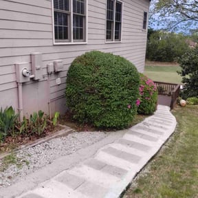 Bush Trimming by Slaughter Lawn care reviewed on August 18, 2025