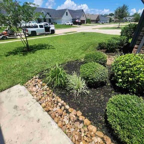 Bush Trimming by Turf Dasher reviewed on May 25, 2026