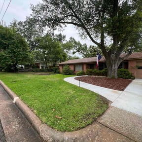 lawn service by Desert Rose Logistics LLC reviewed on August 15, 2025