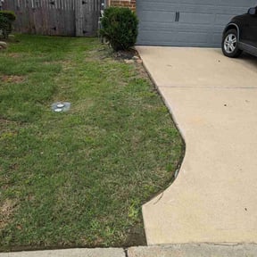 Flower Bed Weeding by Myers Landscaping & Hauling reviewed on August 21, 2025