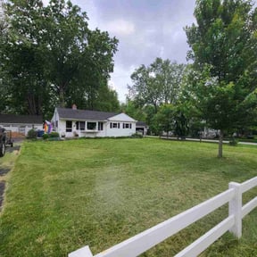 lawn care services by Creative Lawn Cuts & Landscaping reviewed on May 1, 2024