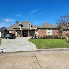 lawn maintenance by BORRELLI'S Mowing reviewed on August 21, 2025