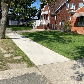 gardening service by Luxury Lawn's of Chattanooga reviewed on August 17, 2025