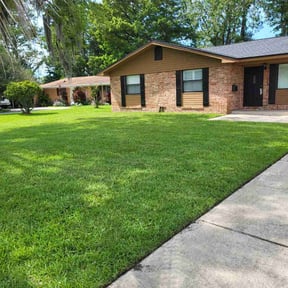 grass maintenance by Da Grind Lawncare reviewed on April 23, 2024