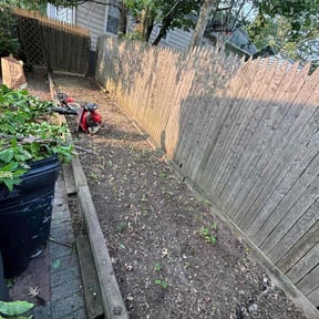 Flower Bed Weeding by Los Hombre Landscaping reviewed on November 20, 2025