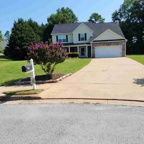 lawn care services by MC Landscape Maintenance LLC reviewed on August 17, 2025