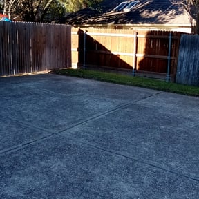 lawn service by Valencia Landscaping reviewed on May 2, 2024