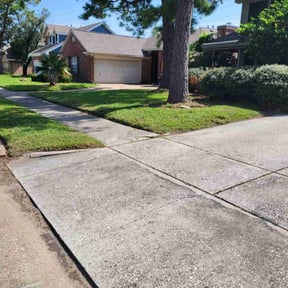 lawn maintenance by Emerald brick &amp; landscape reviewed on April 28, 2024