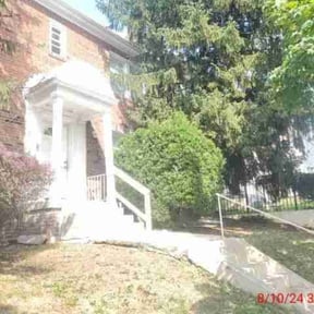 Bush Trimming by Custom Cuts Lawn Care reviewed on August 19, 2025