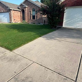 landscaping services by Top Landscape Maintenance LLC reviewed on May 4, 2025