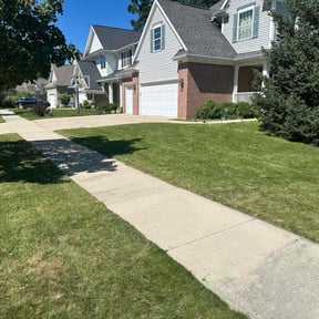 grass cutting by Capital Mowing reviewed on April 27, 2024