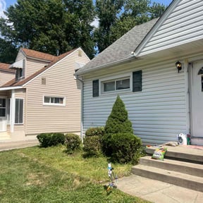 Bush Trimming by Chucks Cutz LLC reviewed on June 19, 2023