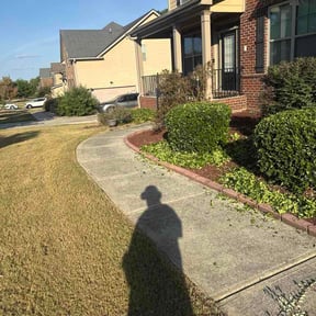 Bush Trimming by Signature Lawn Pros reviewed on August 8, 2025